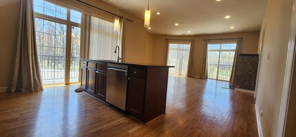 6425 W Touhy Ave in Chicago, IL - Building Photo - Building Photo