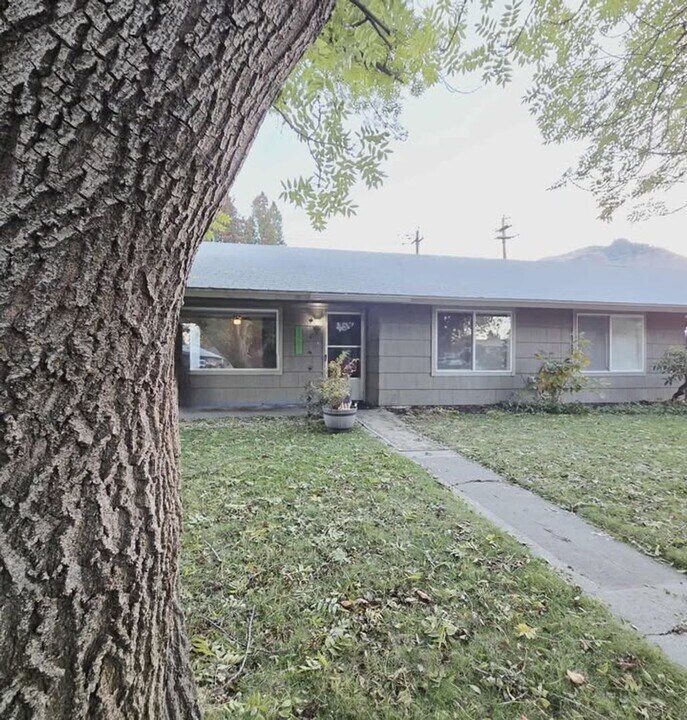 1261-1263 Montana St in Wenatchee, WA - Building Photo