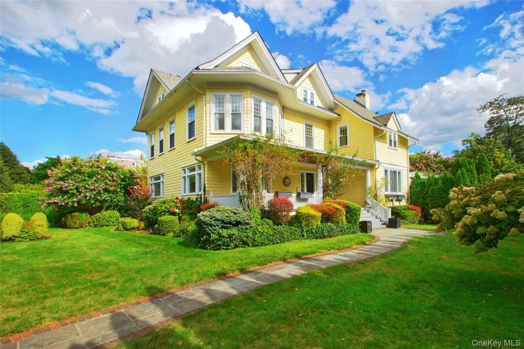 92 6th St in Garden City, NY - Building Photo