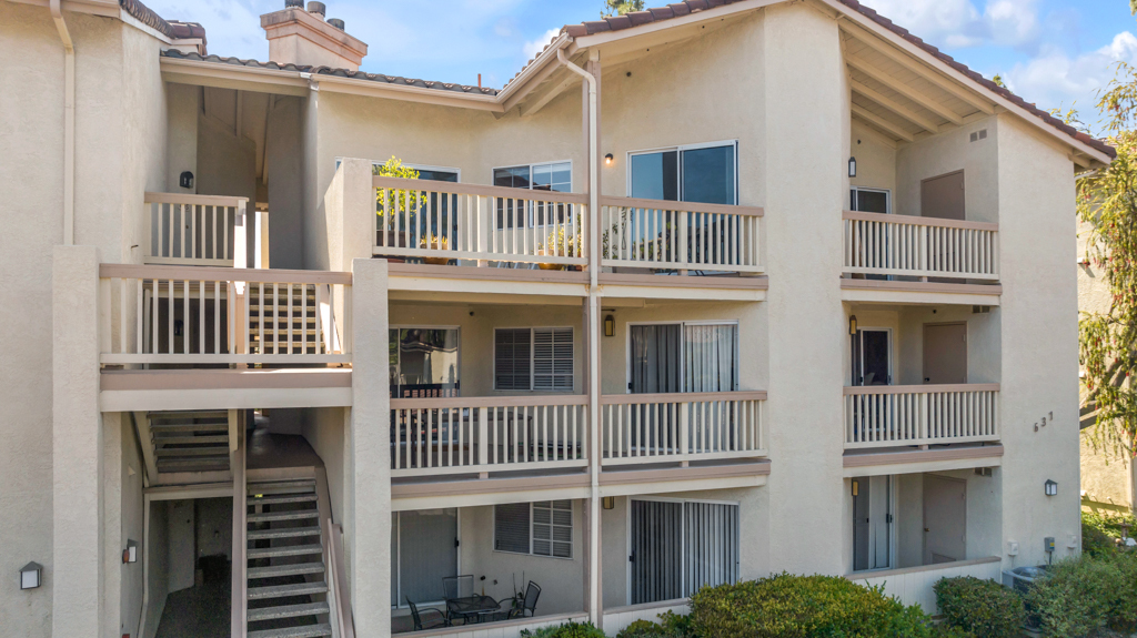 631 Oak Run Trl, Unit 406 in Oak Park, CA - Building Photo