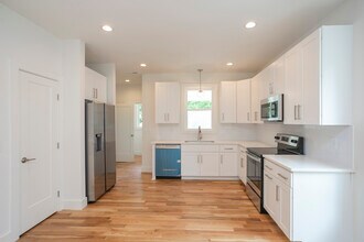 230 Lanier Dr in Madison, TN - Foto de edificio - Building Photo