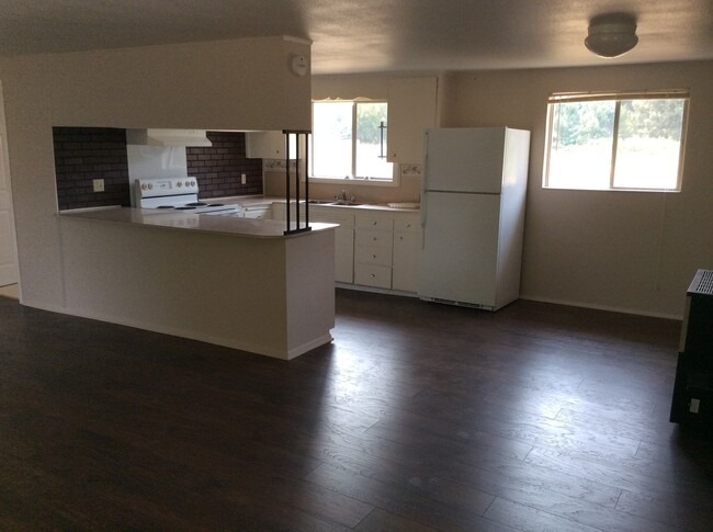 1948 Marsh Ln in Medford, OR - Building Photo - Building Photo