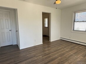 21 Sherwood Dr in Mastic Beach, NY - Building Photo - Building Photo