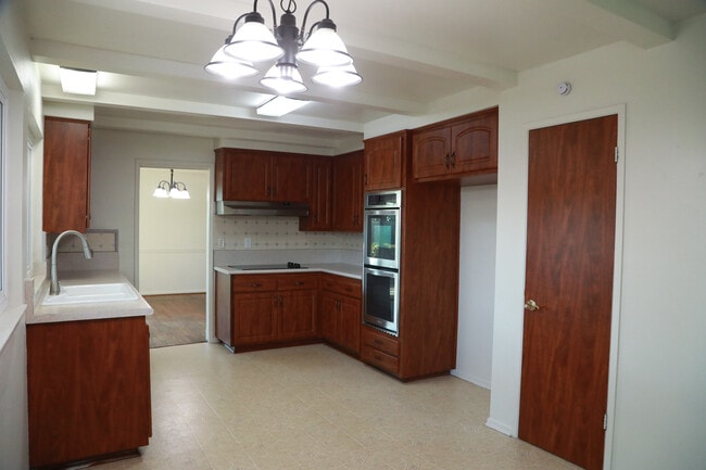 646 Buttonwood Dr in Brea, CA - Foto de edificio - Building Photo