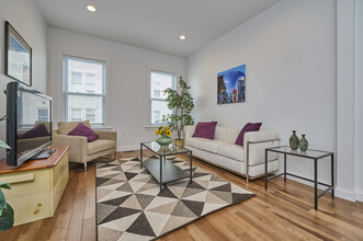 14 Cottage St, Unit 1 in Chelsea, MA - Foto de edificio - Building Photo