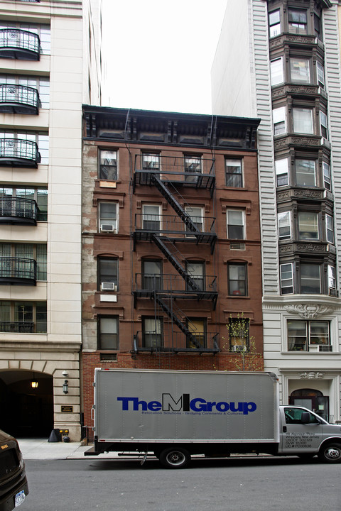 41 W 64th St in New York, NY - Building Photo