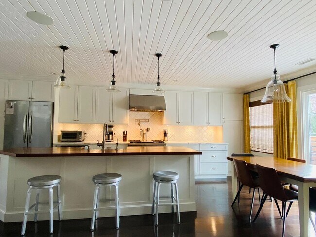 property at 1830 Thames St