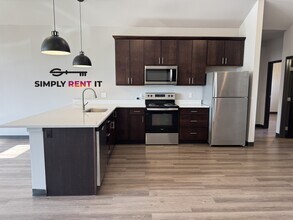561 W Crystal St in Ames, IA - Building Photo - Building Photo