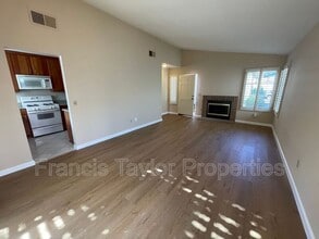 2327 Fair Oak Ct in Escondido, CA - Foto de edificio - Building Photo