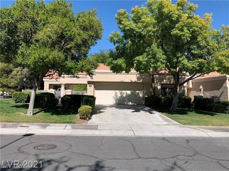 8620 Millsboro Dr in Las Vegas, NV - Building Photo
