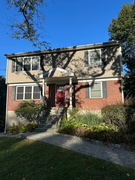 30 Summit Rd, Unit 2nd Floor in Katonah, NY - Building Photo