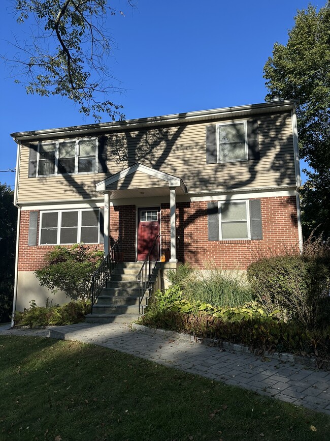 30 Summit Rd, Unit 2nd Floor