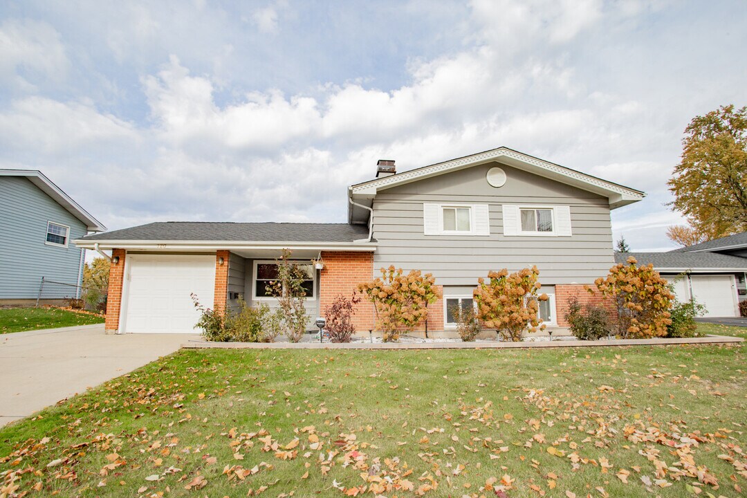 720 Durham Ln in Hoffman Estates, IL - Building Photo