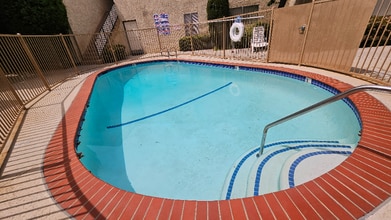18312 Collins St in Los Angeles, CA - Building Photo - Building Photo
