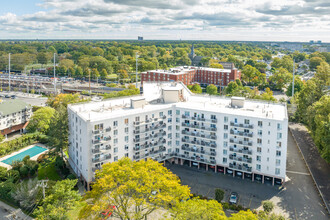 Westbury Terrace Condominiums in Westbury, NY - Foto de edificio - Building Photo