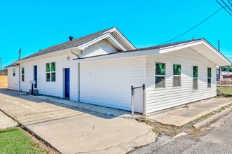 211 S 12th St in Nederland, TX - Building Photo - Building Photo