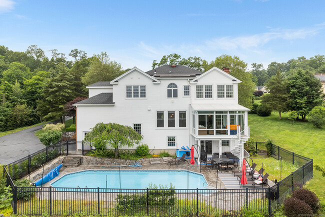 35 Lake Ridge Rd in Southbury, CT - Building Photo - Building Photo