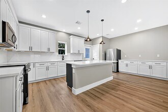 809 Avenue J Pl in Conroe, TX - Building Photo - Building Photo