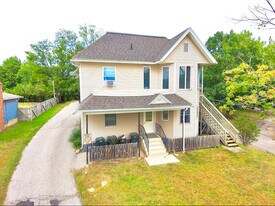 611 W 12th St, Unit B in Cedar Falls, IA - Building Photo