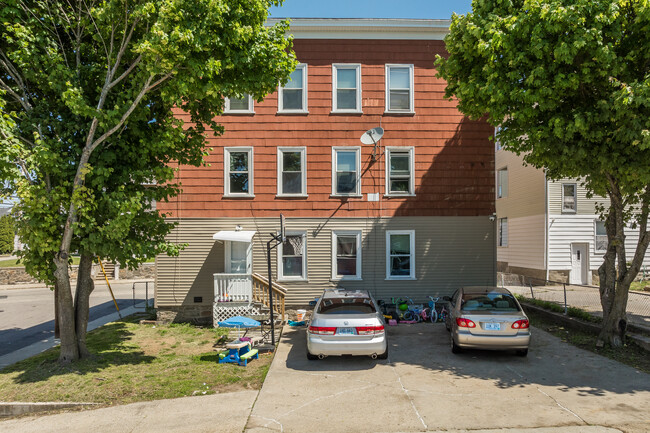 639 Elm St in Woonsocket, RI - Building Photo - Building Photo