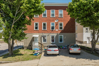 639 Elm St in Woonsocket, RI - Foto de edificio - Building Photo