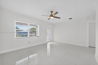 465 NW 153rd St in Miami, FL - Building Photo - Building Photo