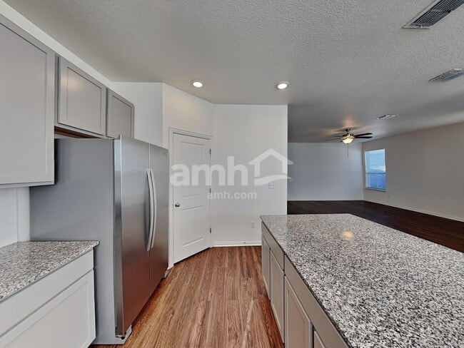2726 Wolfcreek in Canyon Lake, TX - Foto de edificio - Building Photo