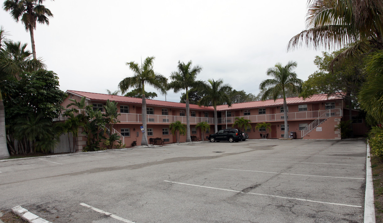 Hibiscus Suites Inn in Sarasota, FL - Foto de edificio