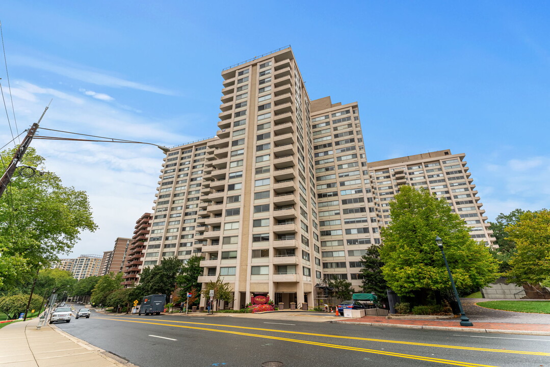 4515 Willard Ave, Unit #1016S in Chevy Chase, MD - Building Photo