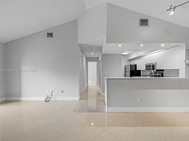 18870 NW 57th Ave in Hialeah, FL - Building Photo - Building Photo