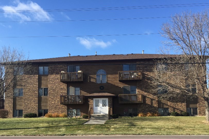 2911 N Ohlman St, Unit 1 in Mitchell, SD - Building Photo