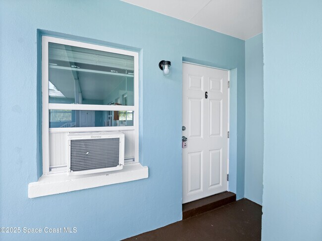 101 Deland Ave in Indialantic, FL - Foto de edificio - Building Photo