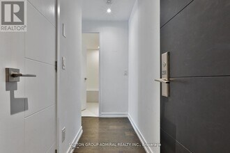 488 University Ave in Toronto, ON - Building Photo - Building Photo