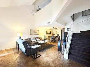 1211 N Miller Rd in Scottsdale, AZ - Foto de edificio - Building Photo