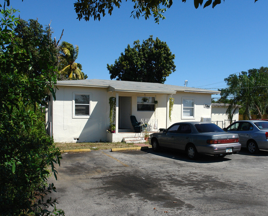 2417 Hayes St in Hollywood, FL - Building Photo