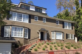 1257 Sunset Plaza Dr in Los Angeles, CA - Building Photo - Building Photo