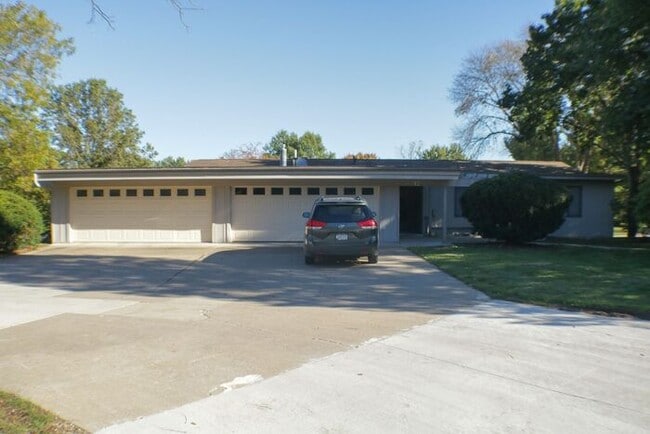 12 Green Mountain Dr in Iowa City, IA - Building Photo - Building Photo
