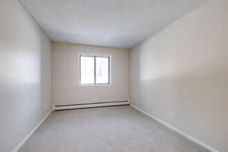 Cedar Hills in Minnetonka, MN - Foto de edificio - Interior Photo