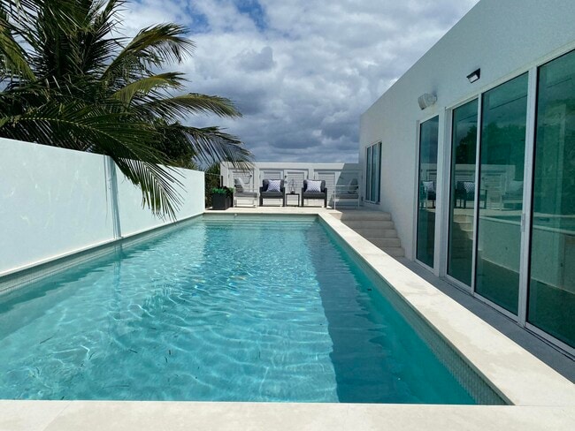 243 Venetian Dr in Delray Beach, FL - Building Photo - Building Photo