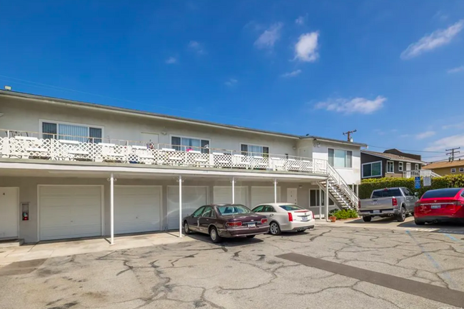 717 S Pacific Coast Hwy in Redondo Beach, CA - Building Photo - Building Photo