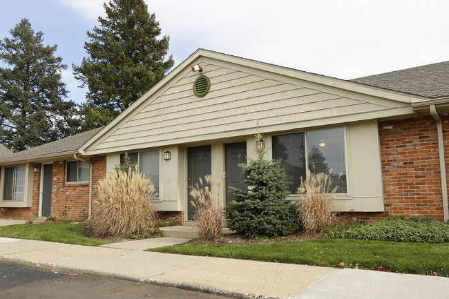 Davis Creek Apartments in Portage, MI - Foto de edificio - Building Photo