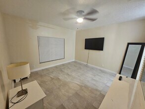 2401 SW 82nd Terrace in Miramar, FL - Building Photo - Building Photo