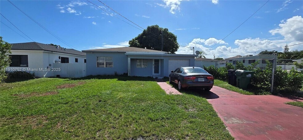 12140 SW 218th St in Miami, FL - Foto de edificio