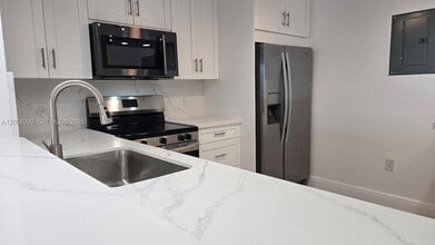 110 S Shore Dr, Unit 4E in Miami Beach, FL - Foto de edificio - Building Photo