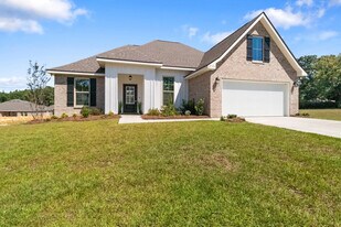 2703 Louis Cir in Crestview, FL - Building Photo
