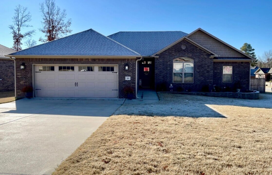 202 Crestwood Ln in Russellville, AR - Building Photo