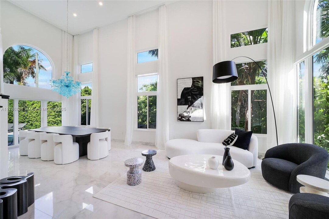 1316 N Venetian Way in Miami Beach, FL - Building Photo