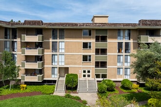 The Highlander in Sunnyvale, CA - Building Photo - Building Photo