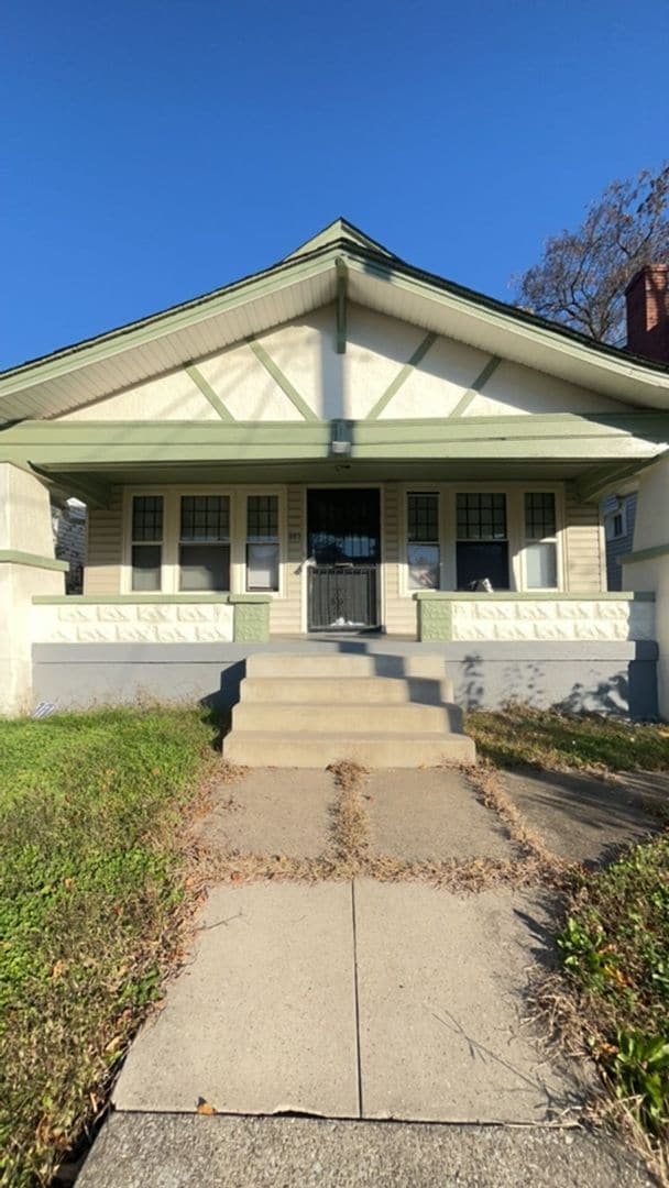 property at 803 S 35th St