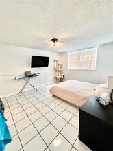 1990 Marseille Dr, Unit 303 in Miami Beach, FL - Building Photo - Building Photo